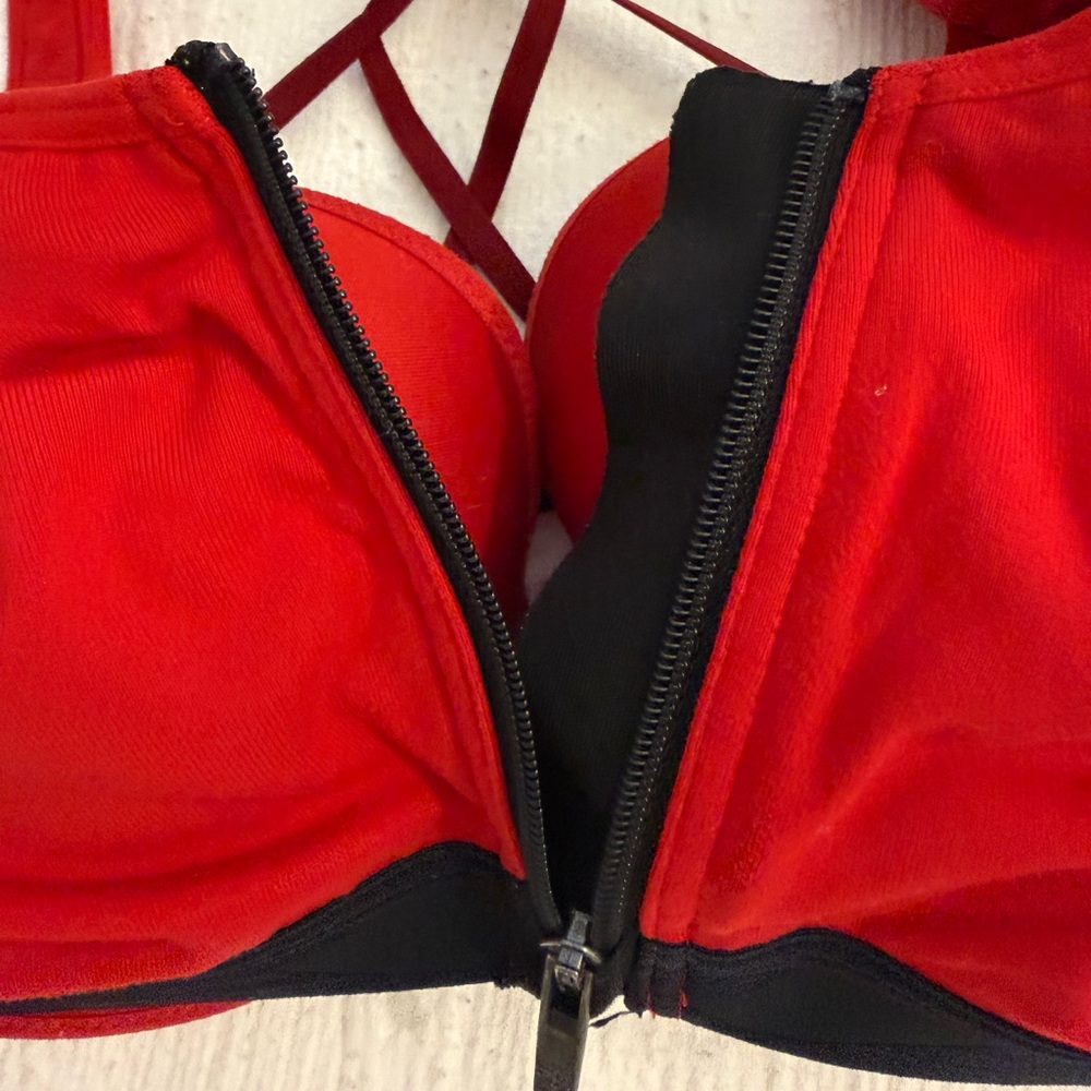Victoria's Secret Bold Red Sports Bra front close 36 C - Picture 6 of 9